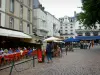 Saint-Malo - Gesloten stad: restaurant terrassen en gebouwen van de oude ommuurde stad Saint-Malo