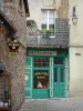 Saint-Malo - Gesloten stad: geplaveide straat, restaurant en huizen van de oude ommuurde stad Saint-Malo