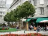 Saint-Malo - Ommuurde stad: cafe terras, tuin bloemen, bomen en gebouwen van de oude ommuurde stad Saint-Malo