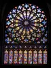 Saint-Malo - Binnen in de kathedraal van St. Vincent: glas in lood van de roos