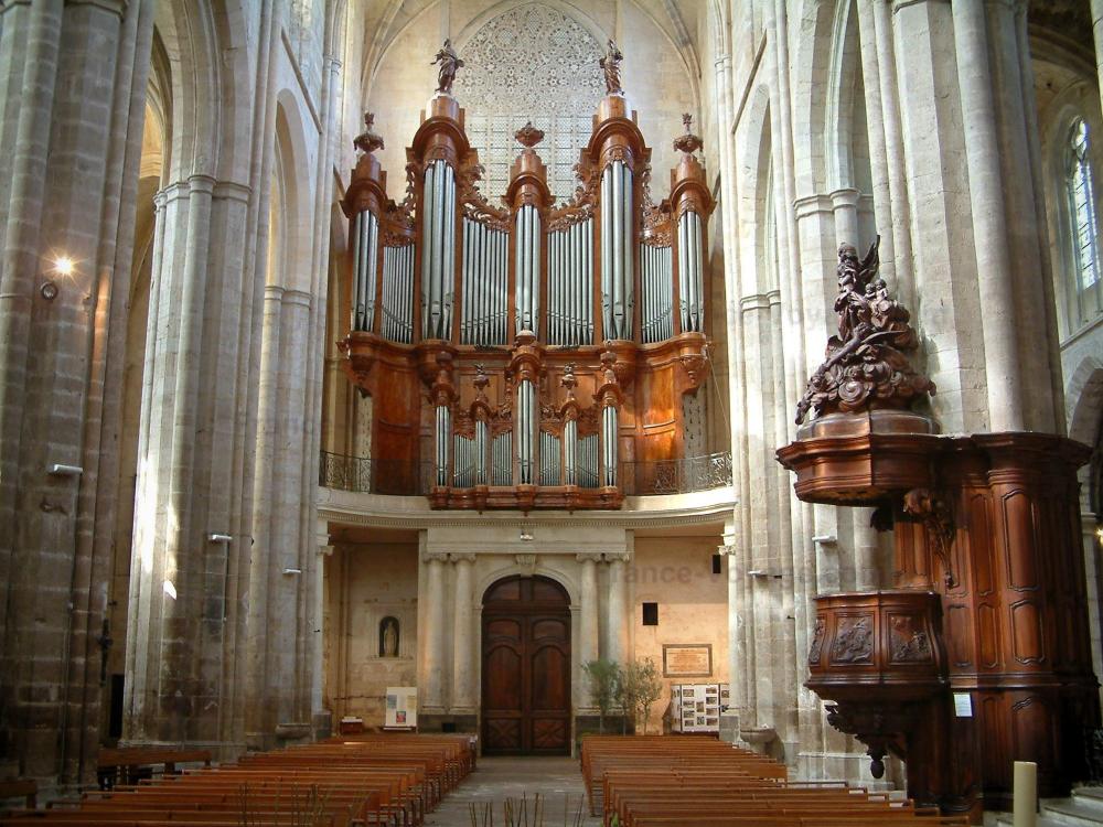 The Saint-Maximin-la-Sainte-Baume basilica - Saint-Maximin-la-Sainte-Baume basilica: Inside of the Sainte-Marie-Madeleine basilica: organ