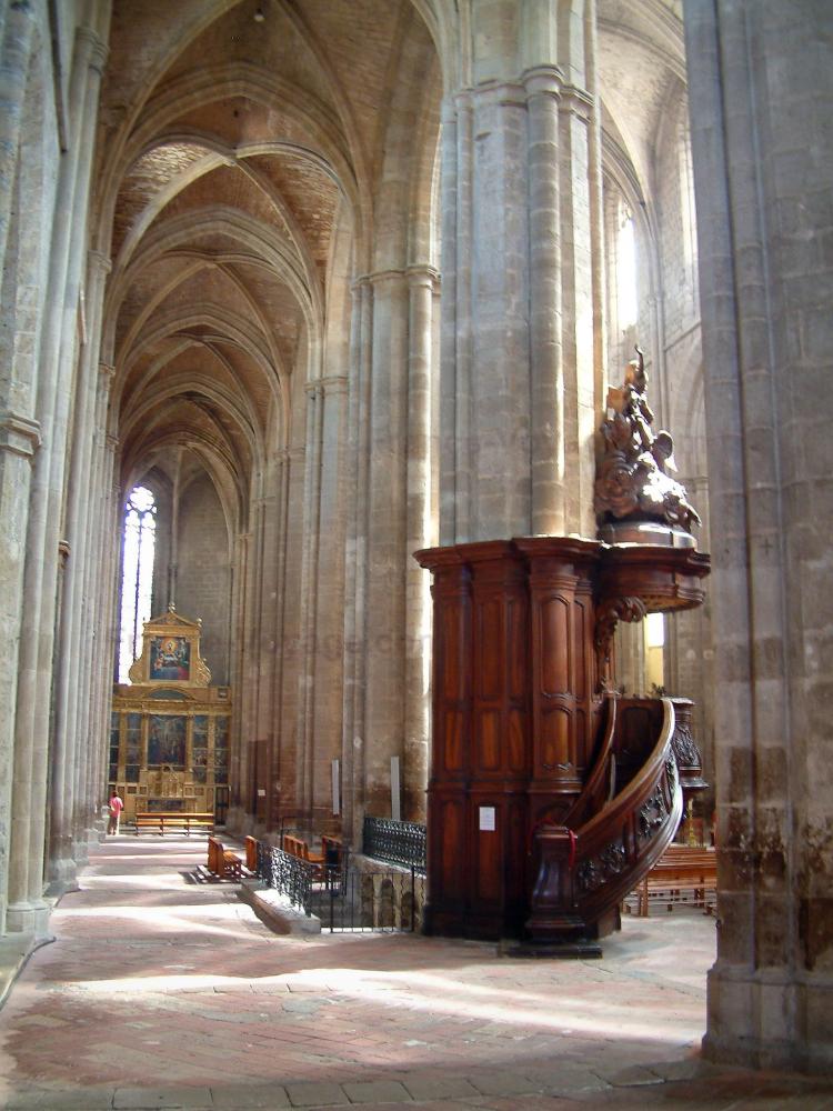 The Saint-Maximin-la-Sainte-Baume basilica - Saint-Maximin-la-Sainte-Baume basilica: Inside of the Sainte-Marie-Madeleine basilica: pulpit and altarpiece of the Passion of Christ (Crucifixion) in background