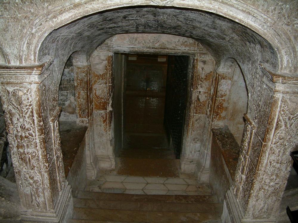 The Saint-Maximin-la-Sainte-Baume basilica - Saint-Maximin-la-Sainte-Baume basilica: Inside of the Sainte-Marie-Madeleine basilica: entrance to the crypt