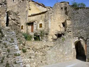 Saint-Montan - Porta e case del borgo medievale