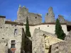 Saint-Montan - Château féodal surplombant les maisons en pierre du village médiéval