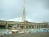 Saint-Nazaire - Port : bateaux, ancienne base sous-marine (Centre International des Paquebots Escal'Atlantic), et ciel orageux