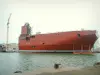 Saint-Nazaire - Port : bassin et Chantiers de l'Atlantique (construction navale) avec paquebot en construction