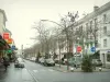 Saint-Nazaire - Rue commerçante de la ville avec immeubles, arbres et magasins
