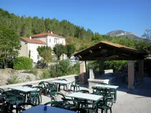 Saint-Nazaire-le-Désert - Café terraza y lavandería La Lance