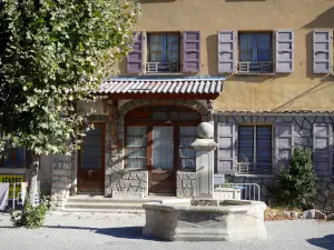 Saint-Nazaire-le-Désert - Fuente y fachada de una casa