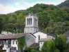 Saint-Nazaire-en-Royans - Torre sineira românica da igreja Saint-Nazaire rodeada de árvores e casas