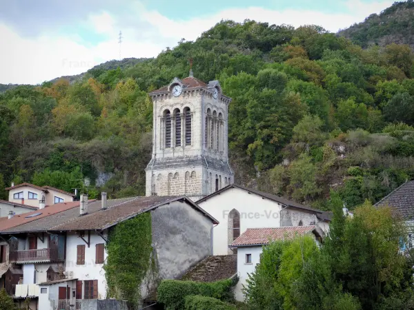 Saint-Nazaire-en-Royans - Romaanse klokkentoren van de kerk Saint-Nazaire omgeven door bomen en huizen