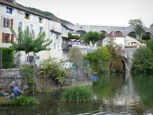 Saint-Nazaire-en-Royans - Regionaal Natuurpark van Vercors: rivier de Bourne, huizen en aquaduct