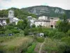 Saint-Nazaire-en-Royans - Parque Natural Regional de Vercors: vista das casas da aldeia e do campanário românico da igreja de Saint-Nazaire rodeado de árvores