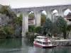 Saint-Nazaire-en-Royans - Parque Natural Regional de Vercors: barco no rio Bourne ao pé do aqueduto