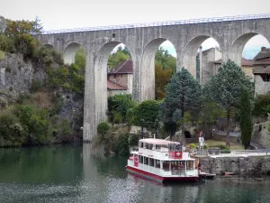 Saint-Nazaire-en-Royans - Regionaal Natuurpark van Vercors: waterfietsen op de rivier de Bourne aan de voet van het aquaduct