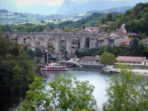 Saint-Nazaire-en-Royans - Regionaal Natuurpark van Vercors: panorama op de rivier de Bourne, het aquaduct en het dorp