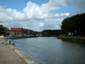 Saint Omer - Ancorar com um pescador, canal, árvores, casas e nuvens no céu