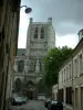 Saint-Omer - Rue bordée de maisons et tour de la cathédrale Notre-Dame