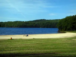 Saint-Pardoux lake - Lawn, beach, lake and trees