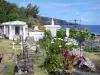 Saint-Paul - Tombes du cimetière marin au bord de l'océan Indien
