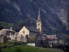 Saint-Paul-sur-Ubaye - Igreja de São Pedro e São Paulo e sua torre quadrada românica e casas da aldeia; no vale do Ubaye