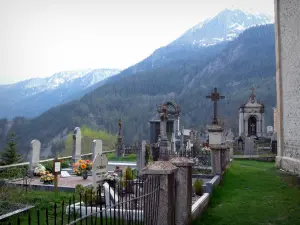Saint-Paul-sur-Ubaye - Friedhof mit Blick auf die Berge