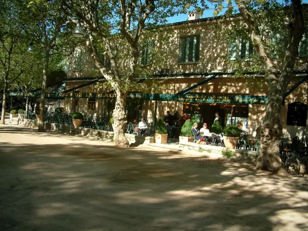 Saint-Paul-de-Vence - Platz des Kugelspieles mit seinen Bäumen und seiner Kaffeeterrasse