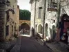 Saint-Paul-de-Vence - Gasse des Dorfes, gesäumt von Boutiquen und einem Durchgang
