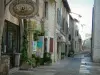 Saint Paul de Vence - Rua estreita da aldeia e suas lojas