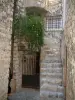 Saint-Paul-de-Vence - La entrada de la casa de piedra