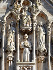 Saint-Père church - Statues on the facade of the Notre-Dame church: Christ surrounded by saints