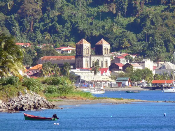 Saint-Pierre - Con vistas a la bahía de San Pedro, con las torres de la Catedral de Nuestra Señora de la Asunción y fachadas de las casas de la ciudad a lo largo del Mar Caribe