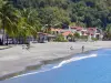 Saint-Pierre - Spiaggia di sabbia, terrazza ristorante, case e Caraibi