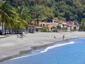 Saint-Pierre - Playa de arena, restaurante terraza, casas y Caribe