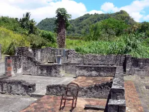 Saint-Pierre - Ruinas de la salud casa colonial en el área de Fort y zonas verdes