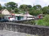 Saint-Pierre - Pont Roche sur la rivière Roxelane avec vue sur les façades de maisons du quartier du Fort