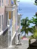 Saint-Pierre - Façades de la ville avec vue sur la mer des Caraïbes