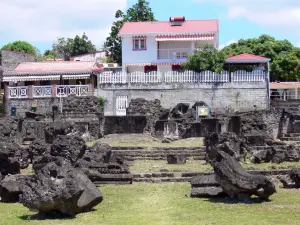 Saint-Pierre - Ruinas de la la zona de Fort Fort y casas