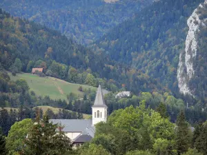 Saint-Pierre-de-Chartreuse - Chiesa di Saint-Hugues-de-Chartreuse (Museo d'Arte Sacra Contemporanea) e il suo campanile, alberi e montagne coperte di foreste, nel Parco Naturale Regionale della Chartreuse (Montagne Chartreuse)