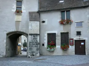 Saint-Pourçain-sur-Sioule - Archway en binnenplaats gevel van de benedictijnse huis van de deurwaarder, de huisvesting van het museum voor Wijnbouw en bodem, met de ramen versierd met bloemen