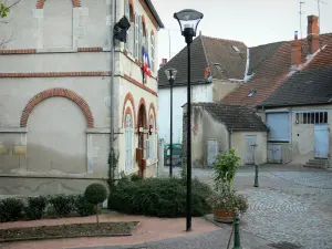 Saint-Pourçain-sur-Sioule - Huizen rond de binnenplaats van de benedictijnen