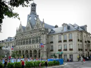 Saint-Quentin - Hôtel de ville avec sa façade de style gothique flamboyant, et place de l'Hôtel de Ville transformée en plage l'été