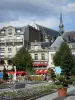 Saint-Quentin - Aiuole, arbusti in vaso, e le facciate della Place de l'hotel de Ville torre della basilica che domina tutta la Saint-Quentin