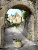 Saint-Robert - Porta fortificata, vicolo e Verneuil cappella del castello