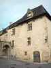 Saint-Robert - Verneuil facciata del castello e porta fortificata della città medievale
