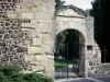 Saint-Saturnin - Porte de l'ancien cimetière et jardin en arrière-plan