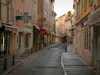 Saint-Tropez - Rue commerçante avec ses maisons colorées, ses lampadaires et ses boutiques