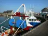 Saint-Vaast-la-Hougue - Porto: barcos de pesca ancorados no cais; na península do Cotentin