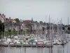Saint-Valéry-sur-Somme - Marina com seus barcos e veleiros, casas da cidade; na Baía de Somme
